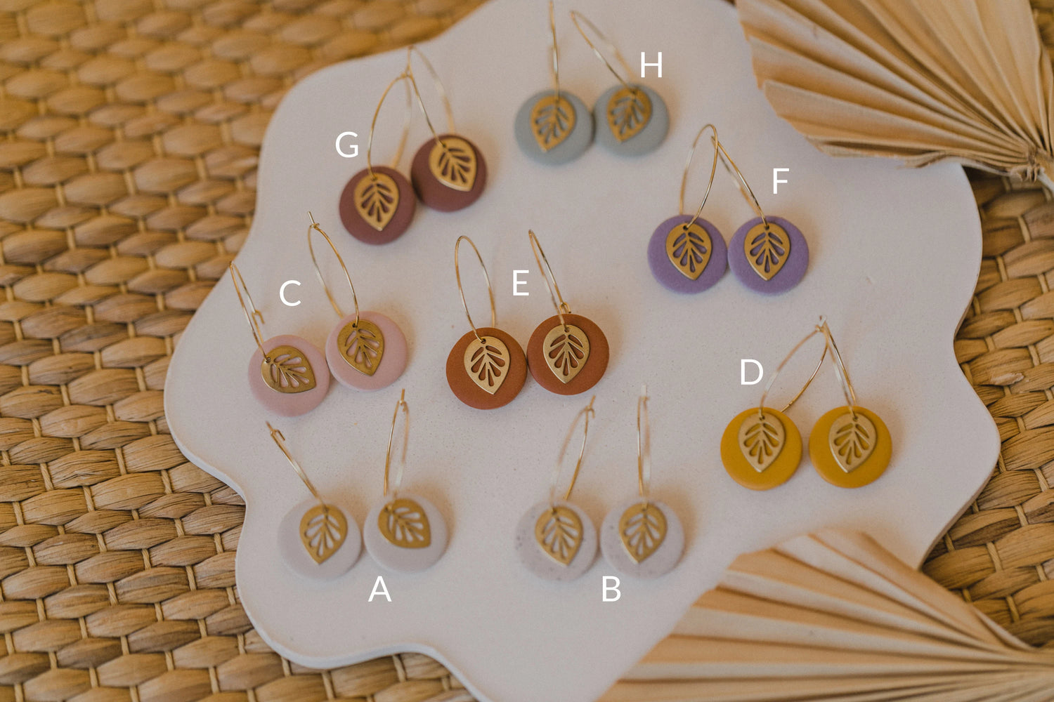 SENTA - Creolen mit rundem bunten Polymer Ton Anhänger und Blatt