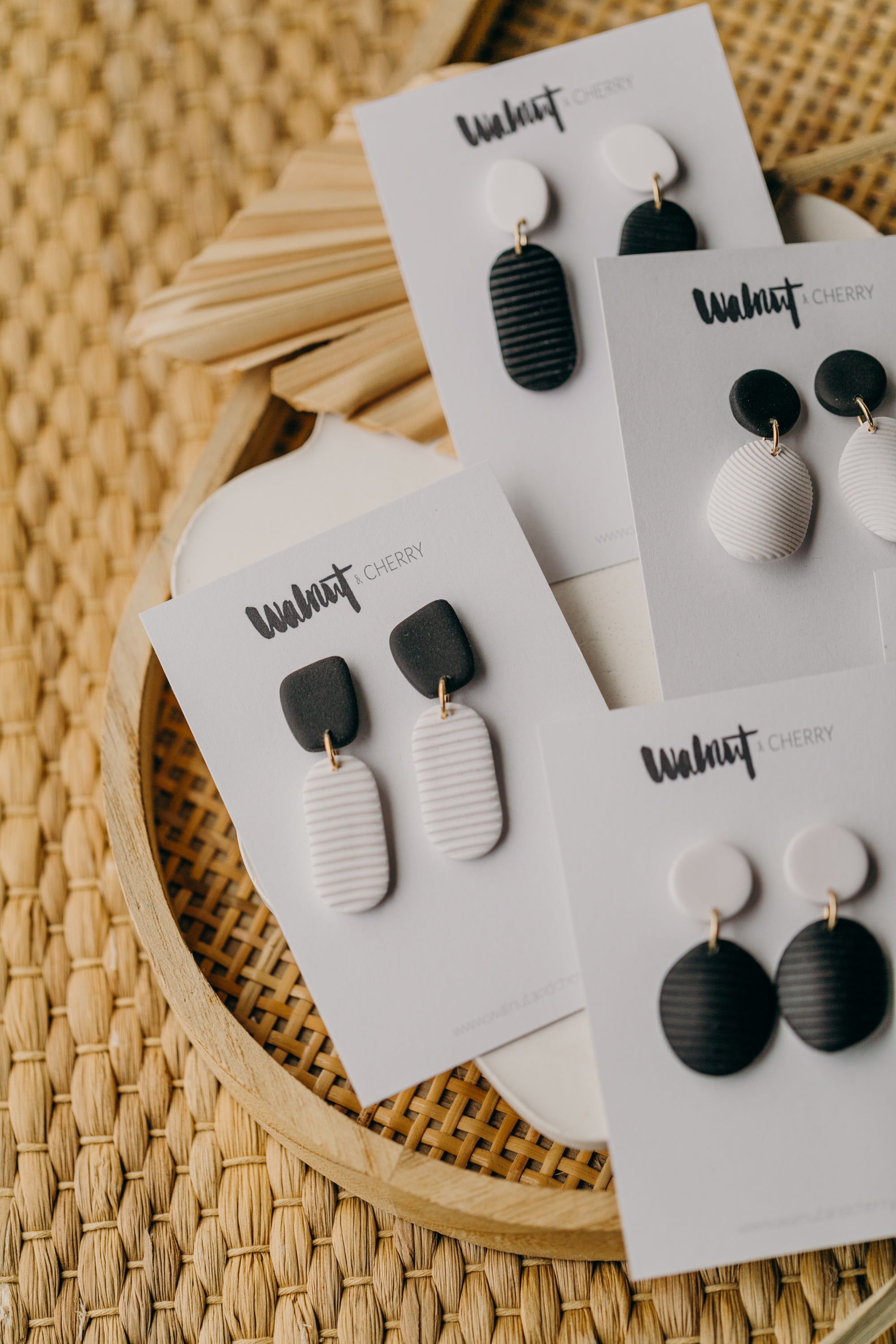 schwarz-weiße Polymer Ton Ohrringe mit Streifen