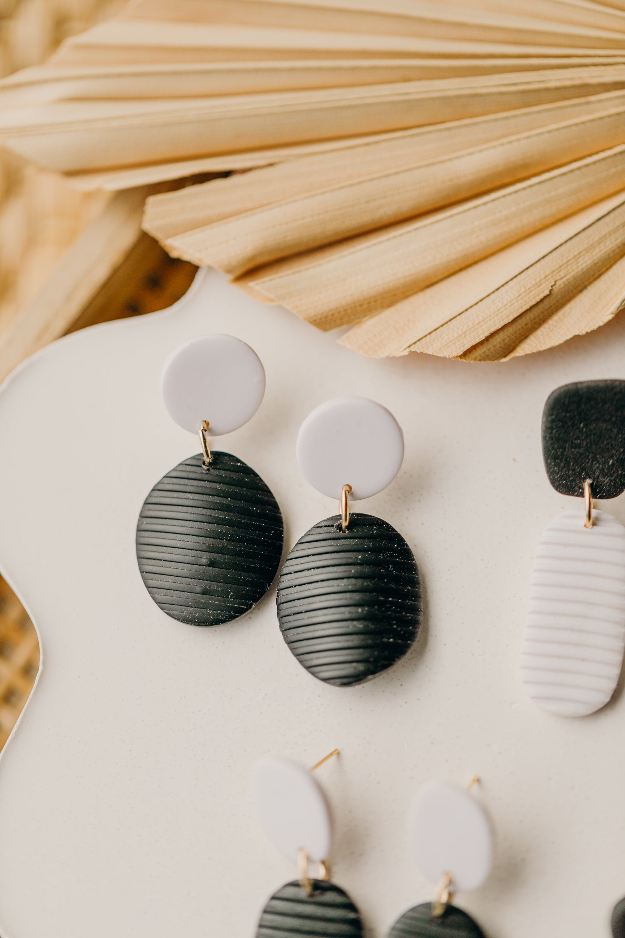 schwarz-weiße Polymer Ton Ohrringe mit Streifen