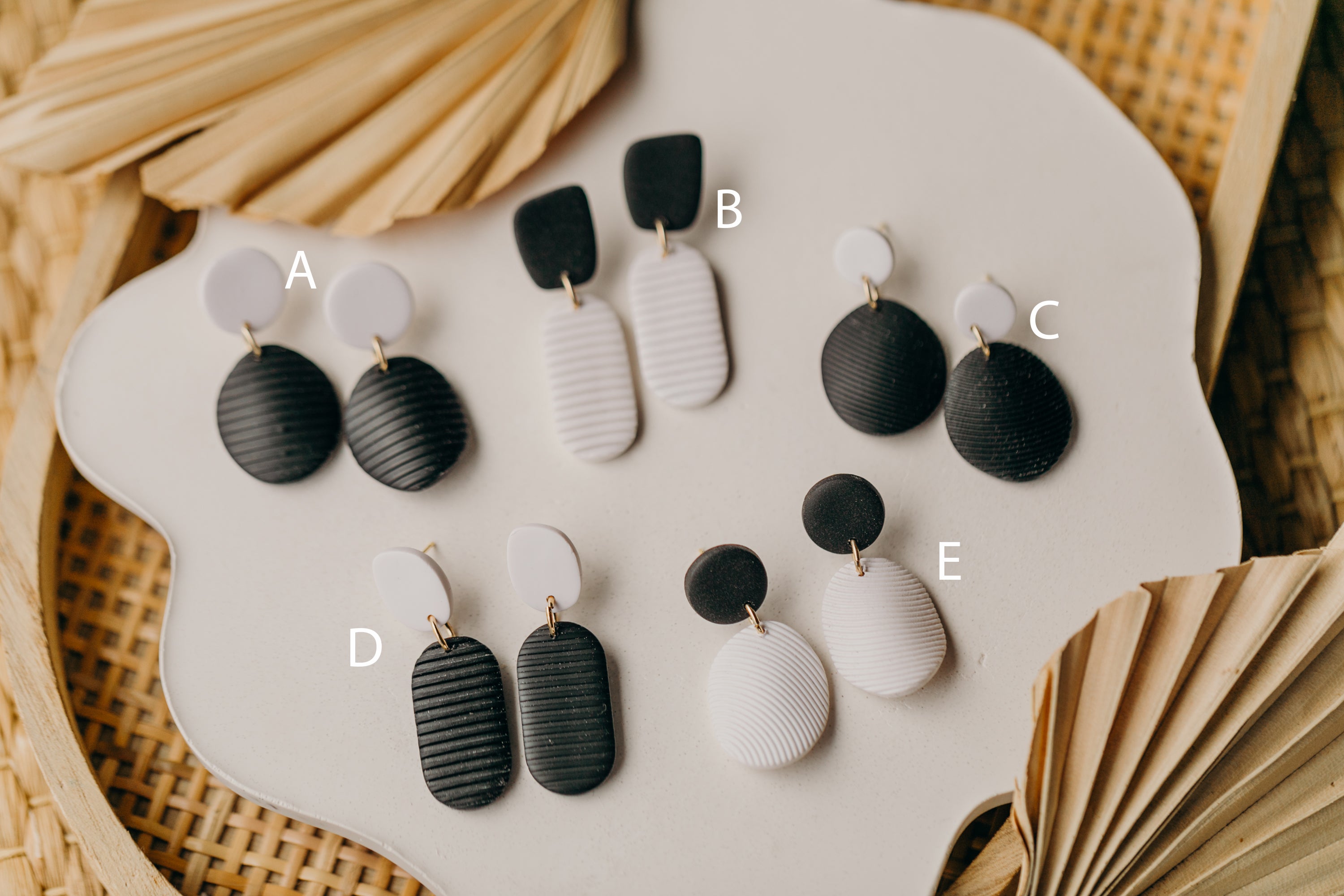 schwarz-weiße Polymer Ton Ohrringe mit Streifen