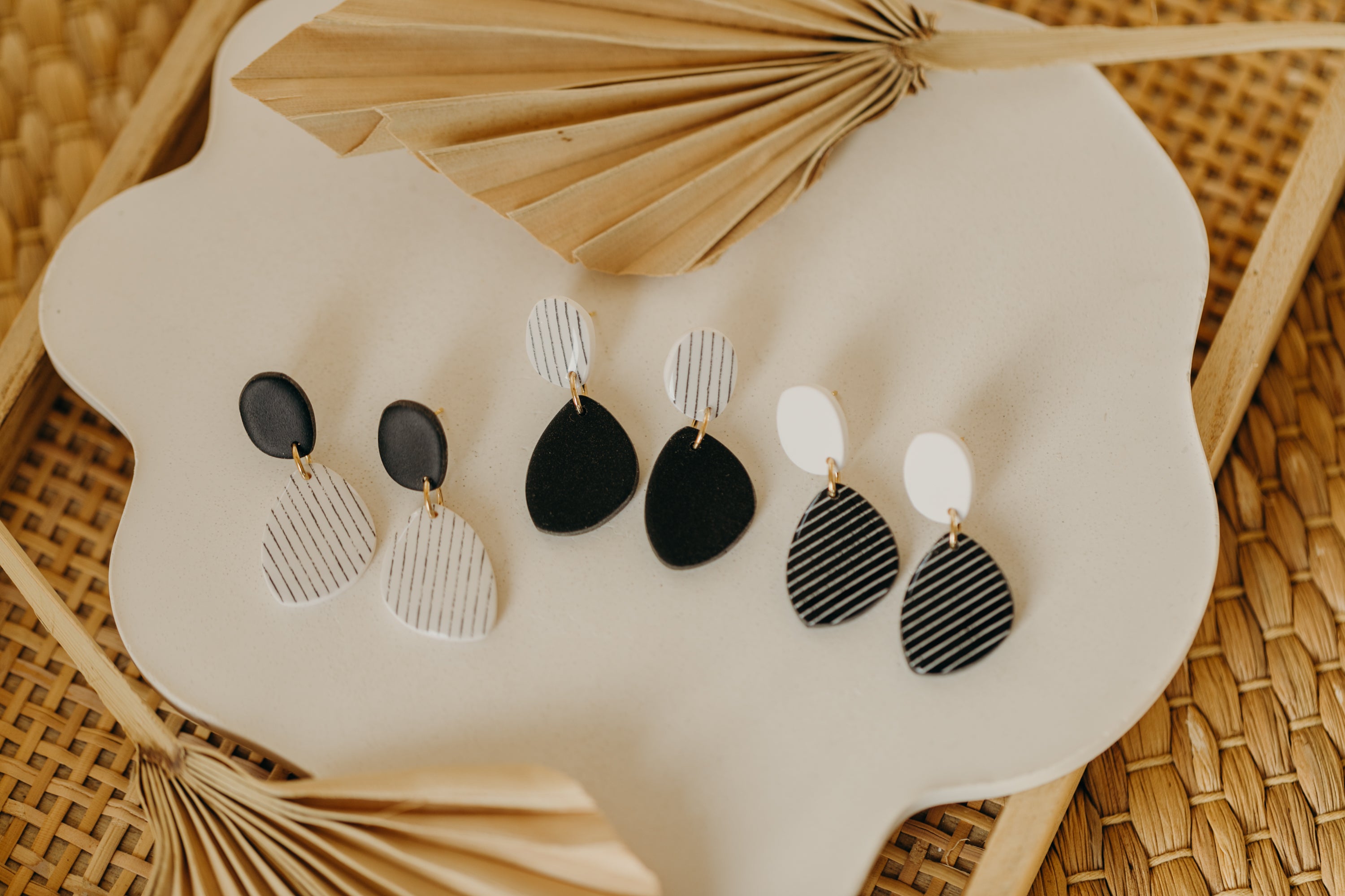 schwarz-weiße ovale Polymer Ton Ohrringe mit Streifen