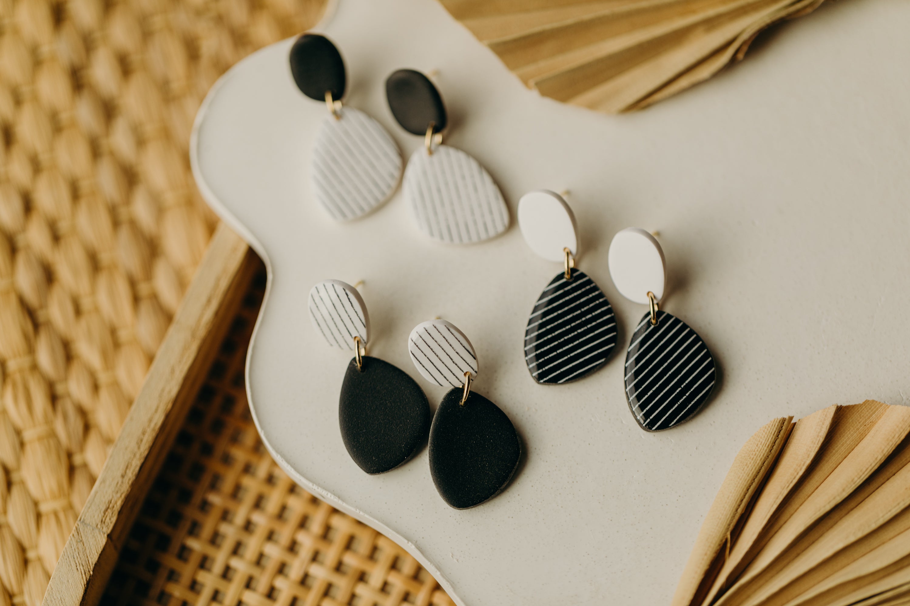 schwarz-weiße ovale Polymer Ton Ohrringe mit Streifen