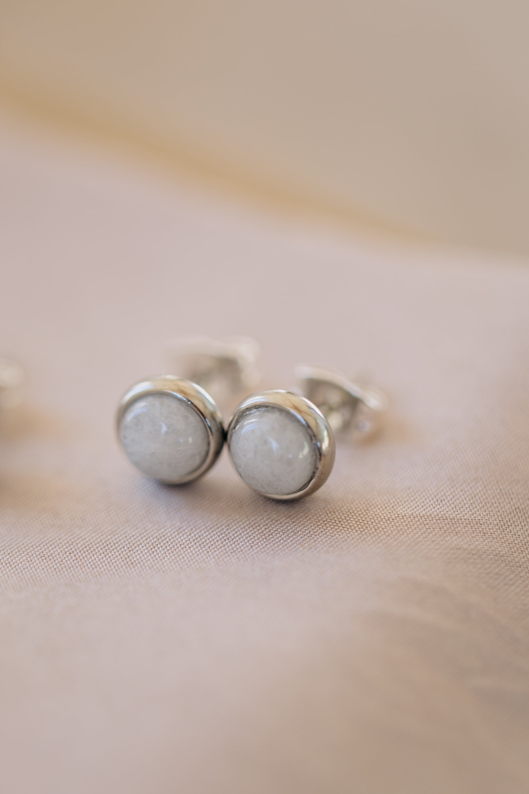 weiße Jade Edelstein Ohrstecker Silber (6 mm)