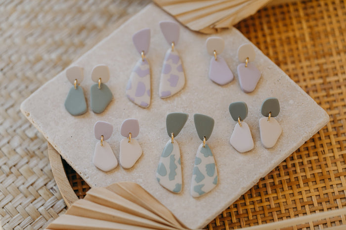 Pastellige Ohrringe mit Muster in Mint und Lila