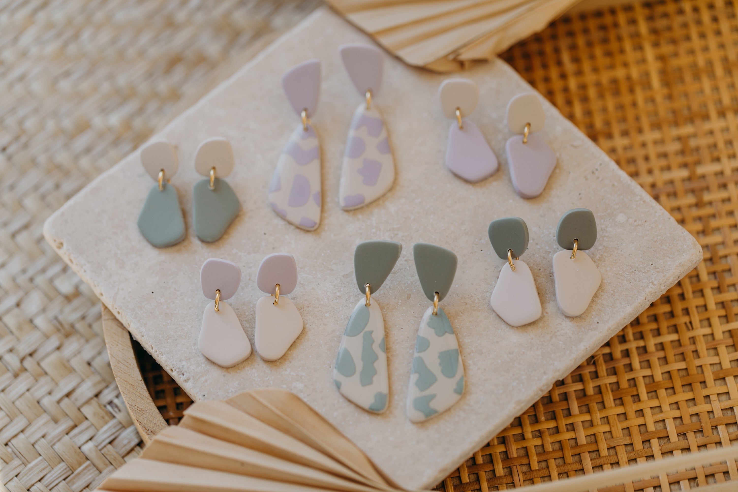 Pastellige Ohrringe mit Muster in Mint und Lila
