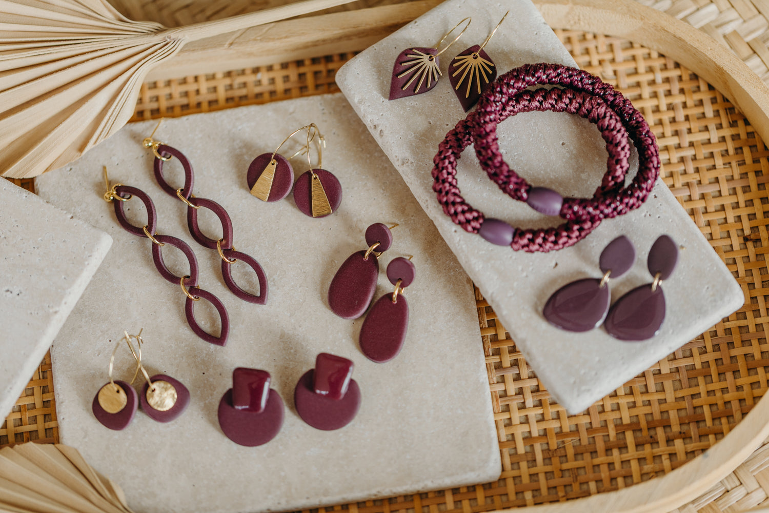 Handgemachte Ohrringe in der Farbe Merlot