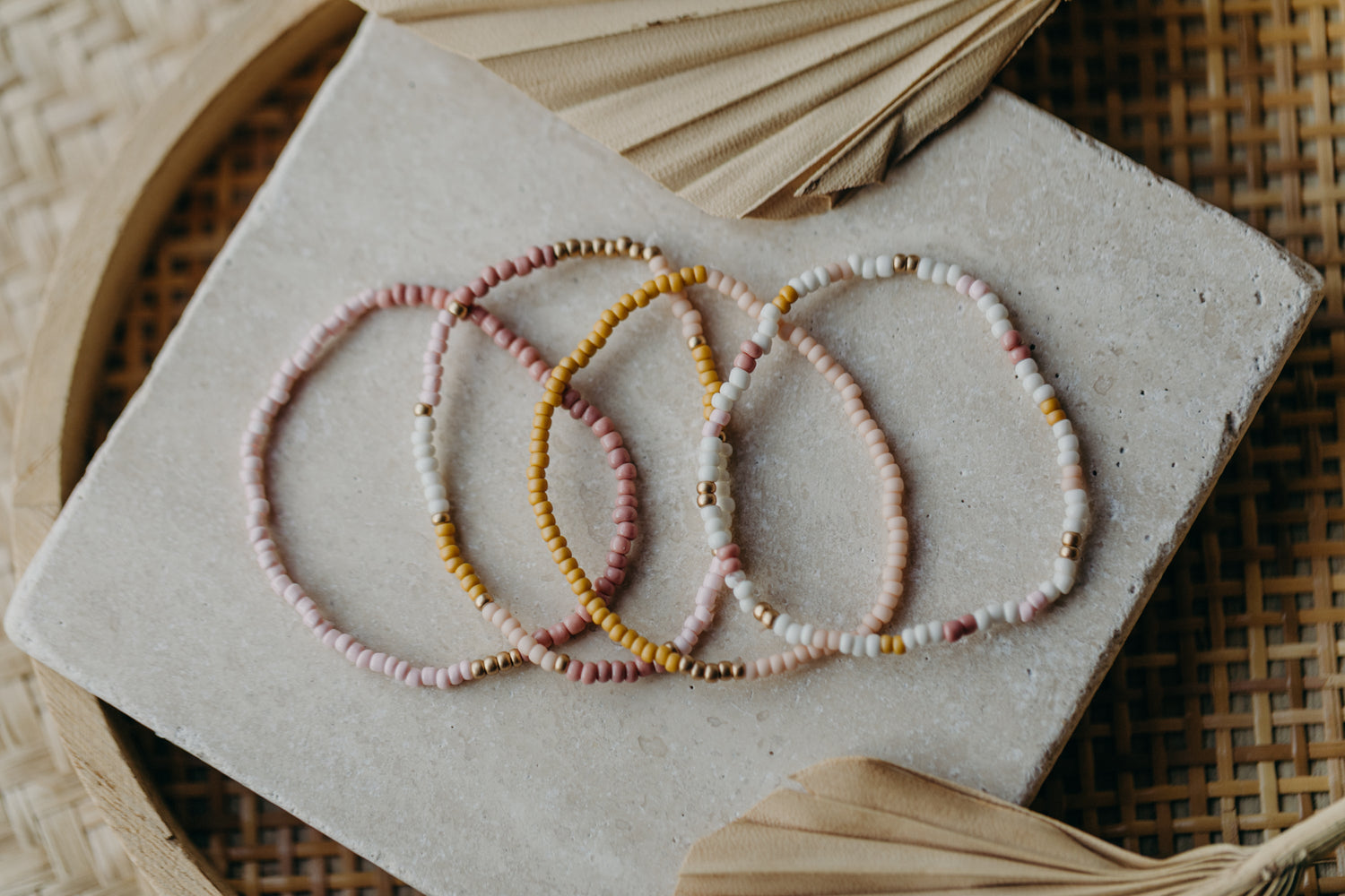Perfekt für dein Sommeroutfit: bunte Armbänder aus Glasperlen