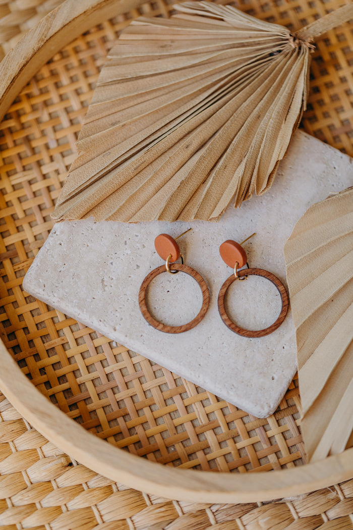 Farbenfroher Herbst: Ohrringe aus Polymer-Ton mit Holzanhängern für den perfekten Look