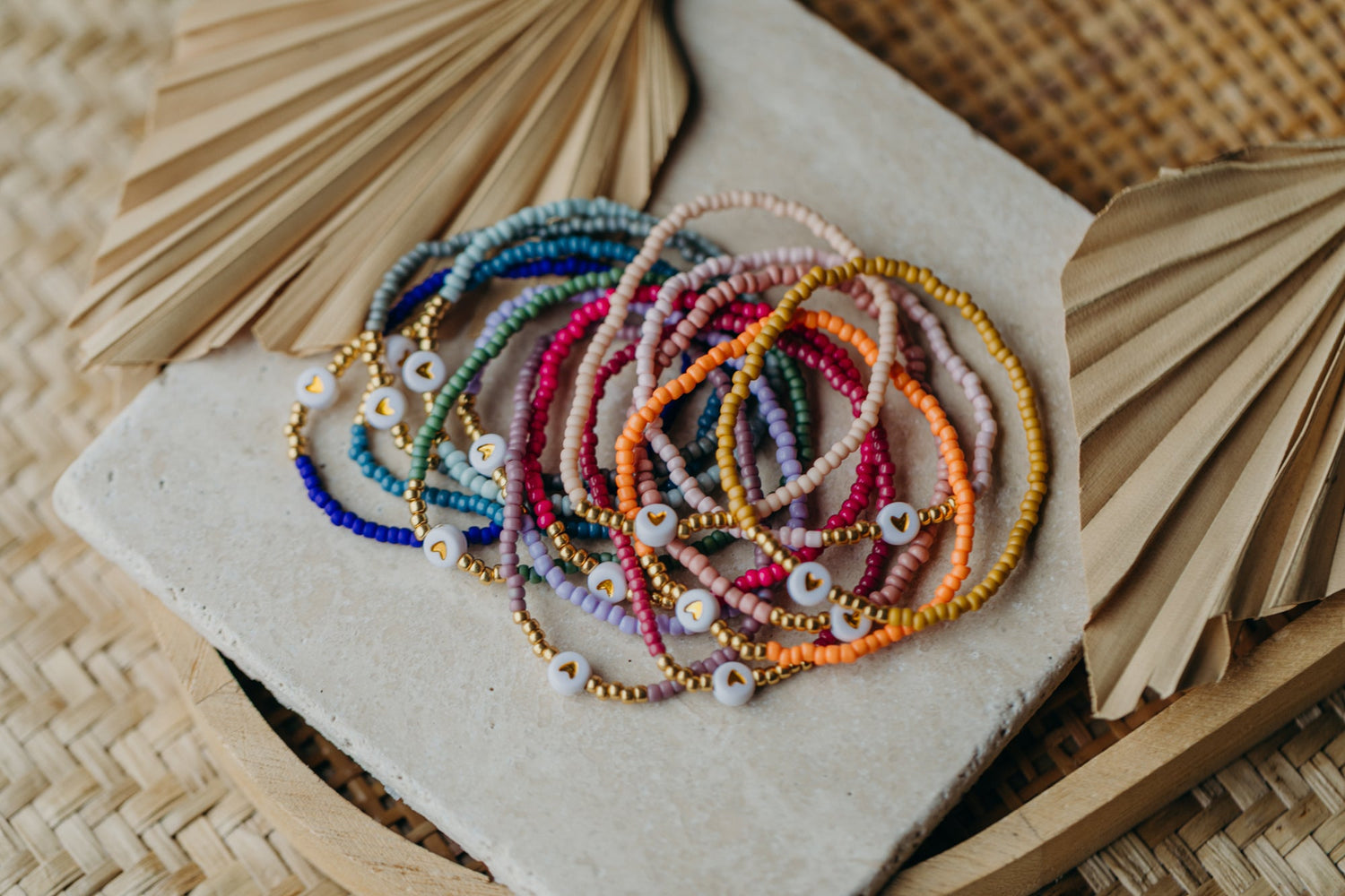 Filigrane bunte Armbänder