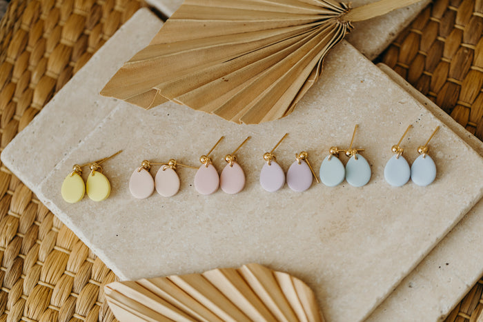 Zarte Pastellträume: Entdecke die NOMI Tropfen-Ohrringe in sanften Farben