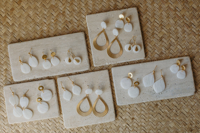 Neue weiße Ohrringe für deinen Hochzeitstag