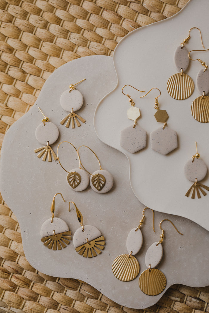 Frische Farbnuancen: Leichte Ohrringe aus handgefertigtem Polymer-Ton in der Farbe Kalk