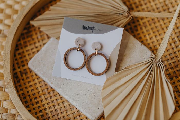 Perfektes Duo: Helle Polymer Ton Ohrringe mit Holzelementen