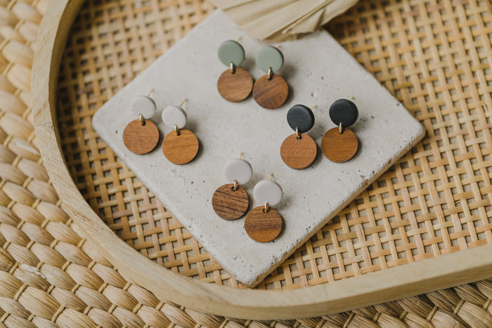 Natürliche Farbkombination: Holz-Ohrringe mit bunten Polymer-Ton Ohrsteckern