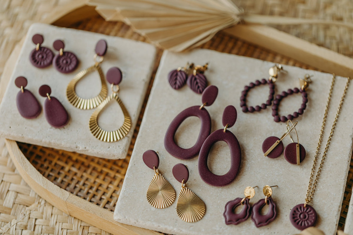 Weinrote Ohrringe aus Polymer Ton von walnut&cherry
