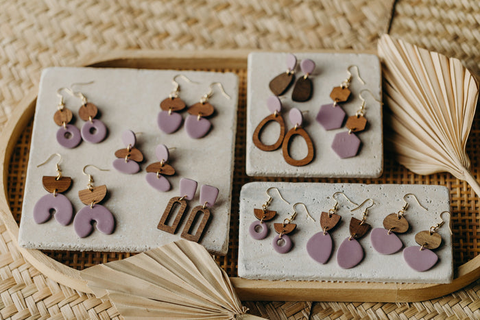 neue lila Polymer Ton Ohrringe mit Holzelementen