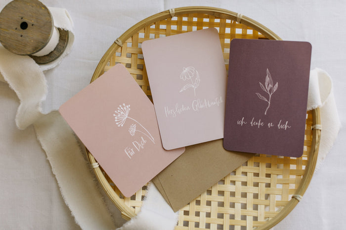 Einfarbige blumige Postkarten für unterschiedliche Anlässe