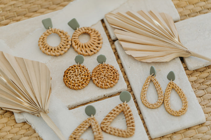 Leichte grüne Polymer-Ton Ohrringe mit Rattan-Anhängern