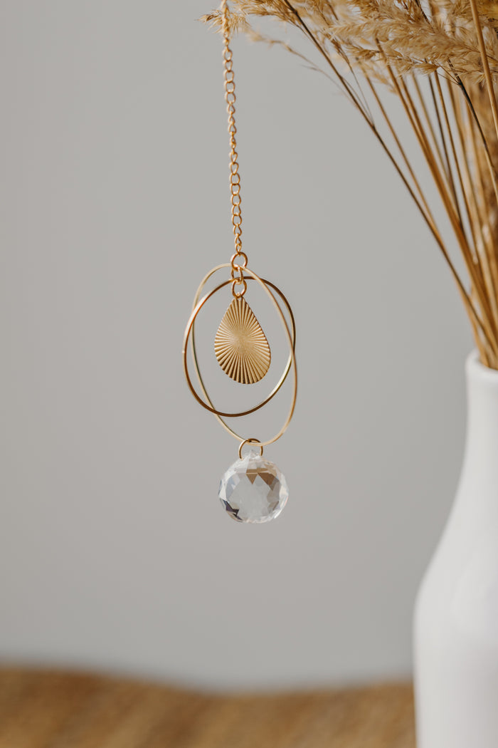 Sonnenfänger mit Regenbogenkristall: Bringe magische Farben in dein Zuhause