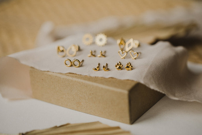 Kleine goldene Ohrstecker aus Edelstahl