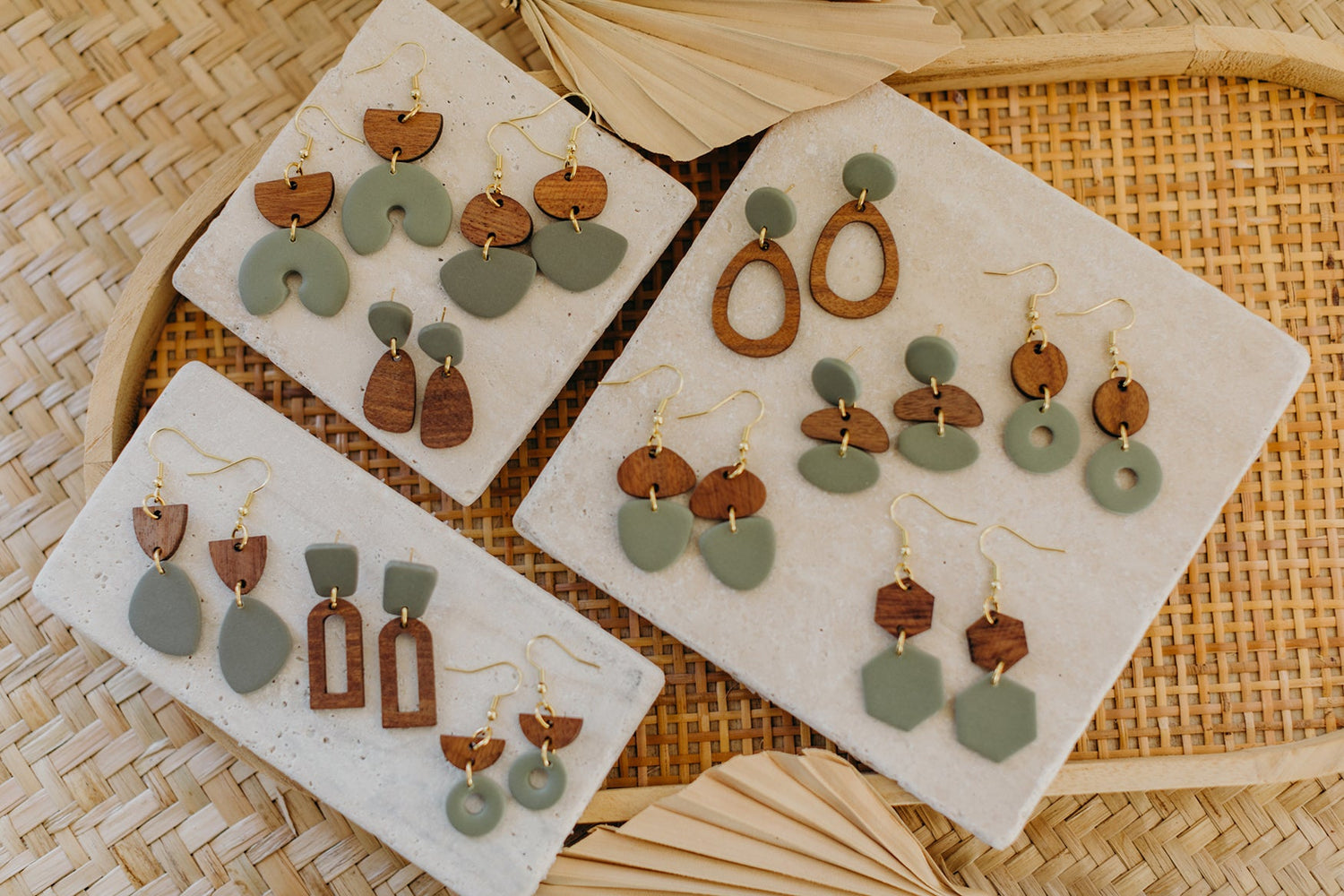 Grüne Polymer Ton Ohrringe mit Holzanhänger