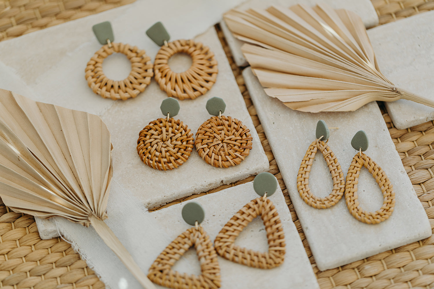 Handgemachter Schmuck trifft Boho: Polymer Ton Ohrringe mit Rattan