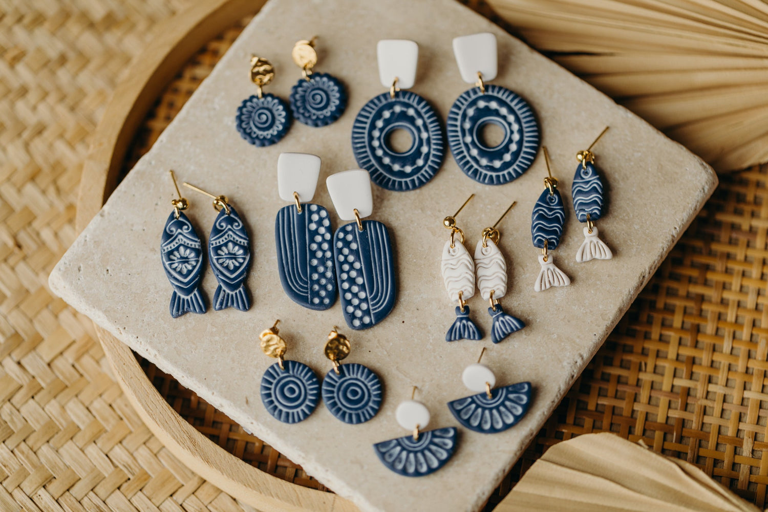 blau-weiße Ohrringe aus Polymer Ton