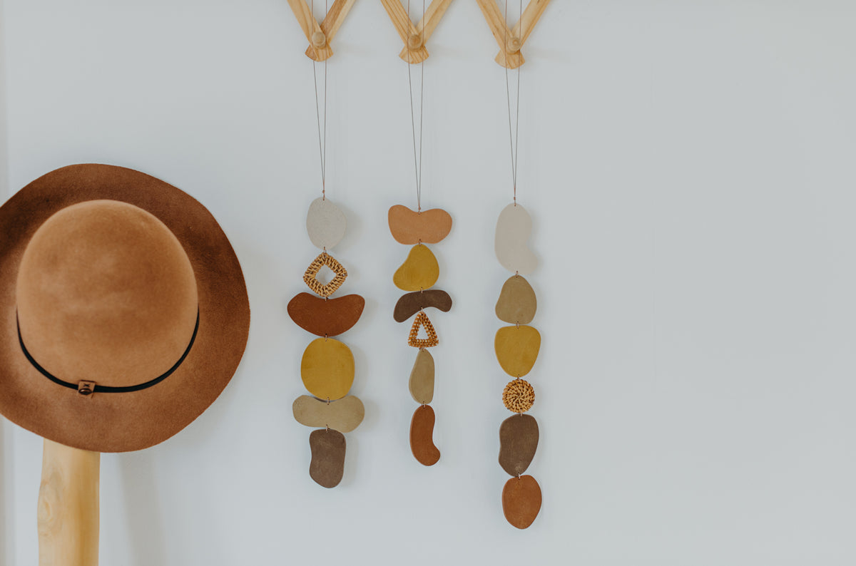 Boho Wanddekoration aus Polymerton aufgehängt an der Wand