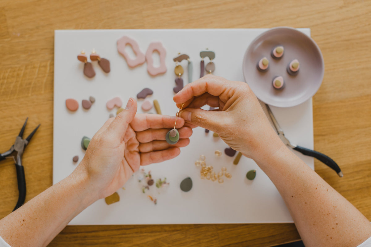 Polymer Ton Creolen in der Hand gehalten