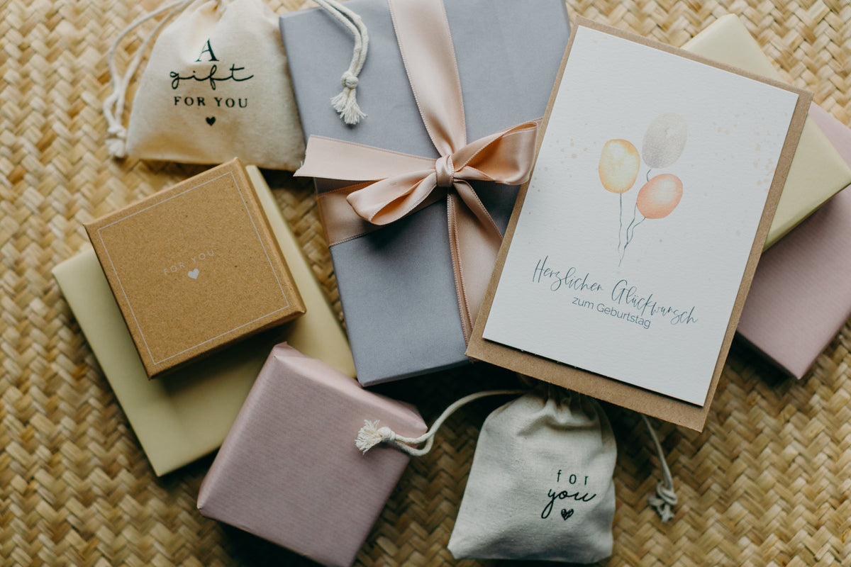 Geschenke, Postkarten und Schmuckbeutel in der Übersicht