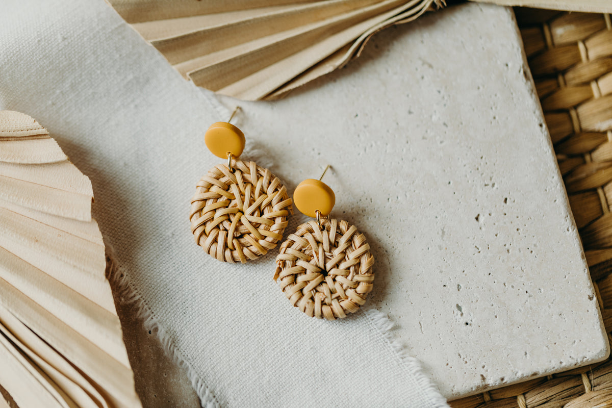 Gelbe runde Ohrringe aus Polymer Ton und Rattan
