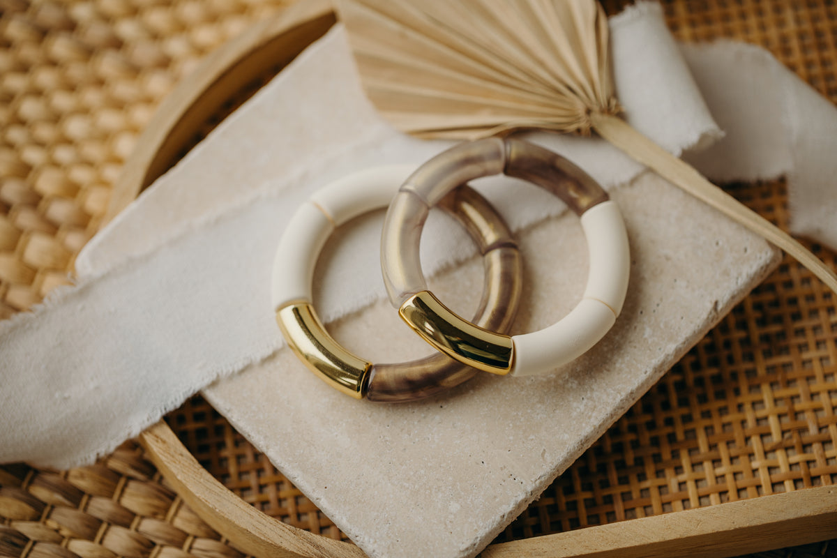 beige-creme-goldene Armbänder mit Tubeperlen