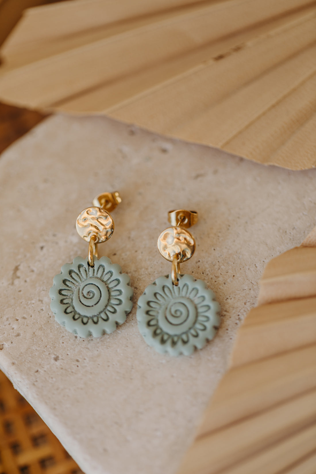 AINO - Boho Ohrringe mit Muster in Salbeigrün