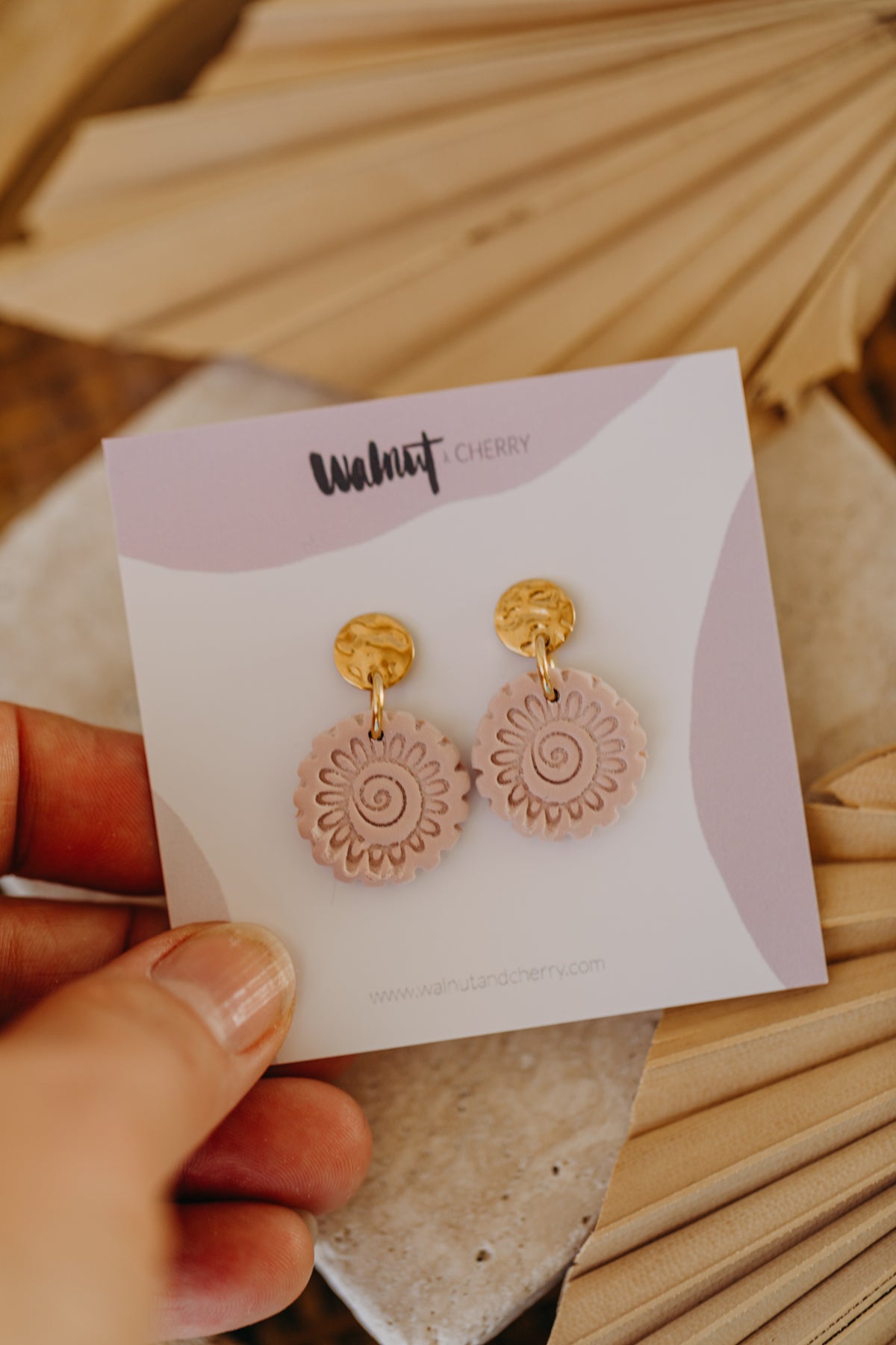 AINO - Boho Ohrringe mit Muster in Rosa