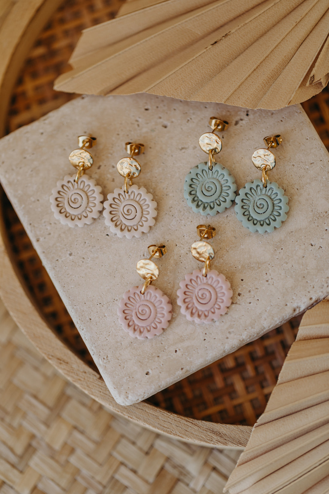 AINO - Boho Ohrringe mit Muster in Salbeigrün