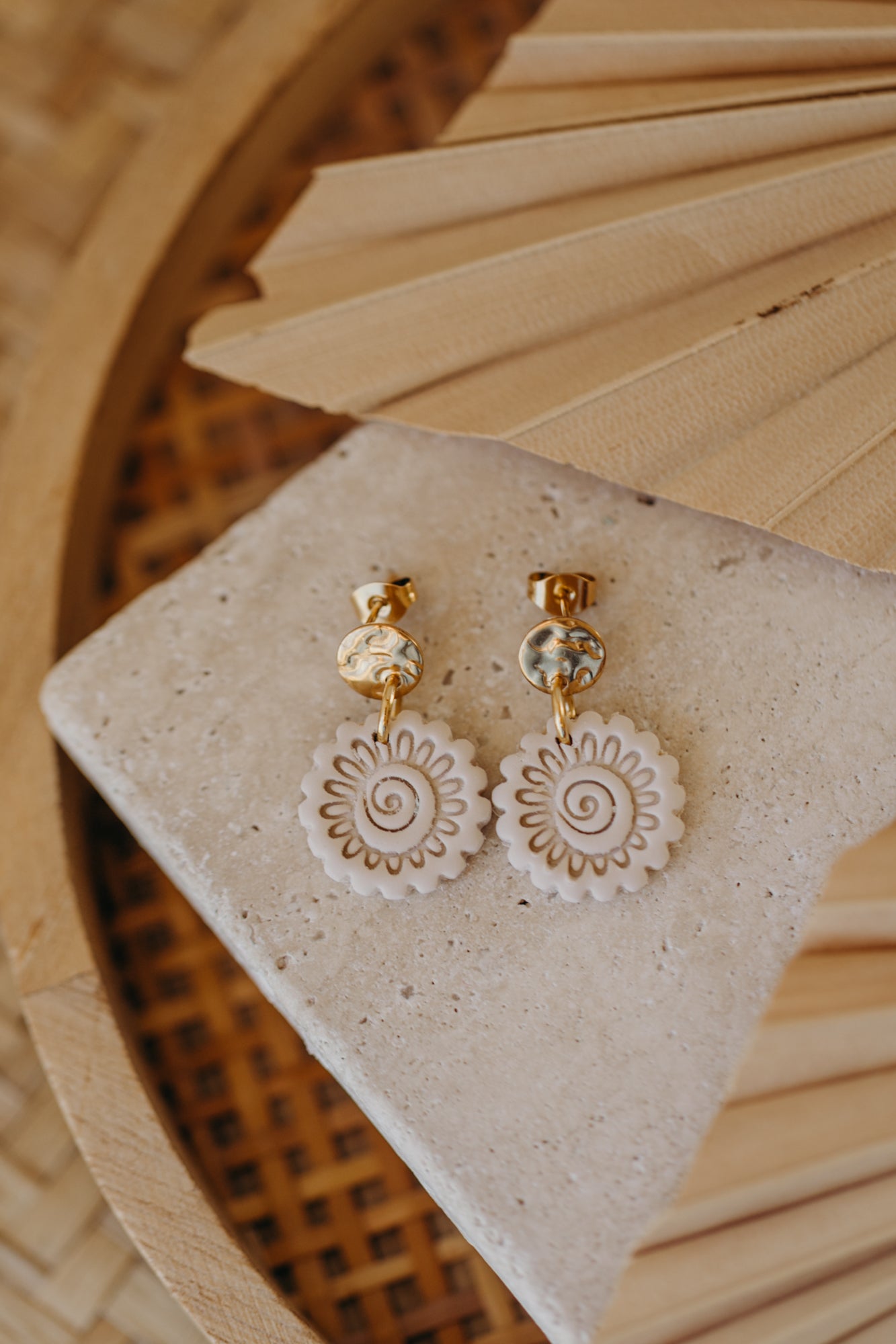 AINO - Boho Ohrringe mit Muster in Vanille