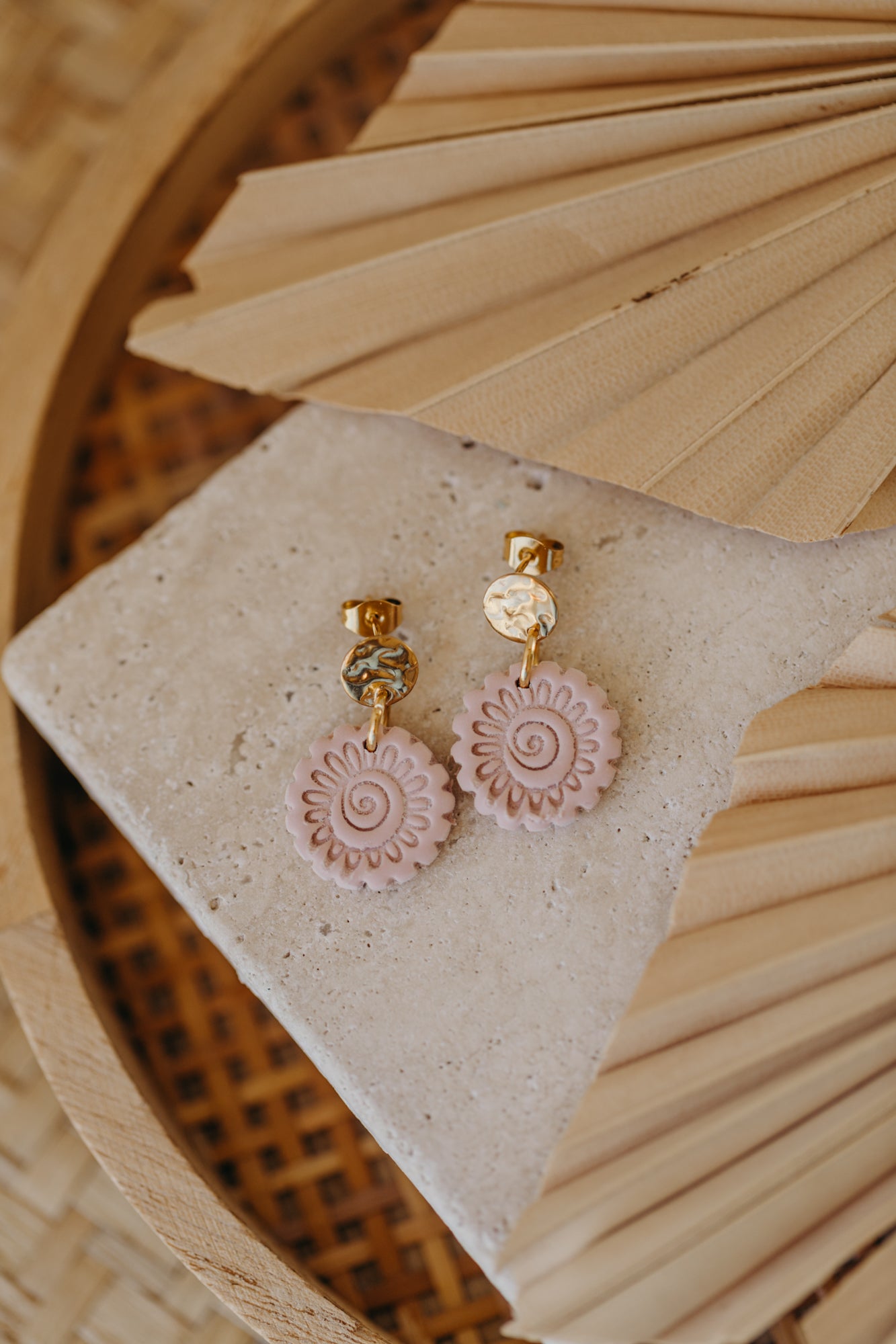 AINO - Boho Ohrringe mit Muster in Rosa