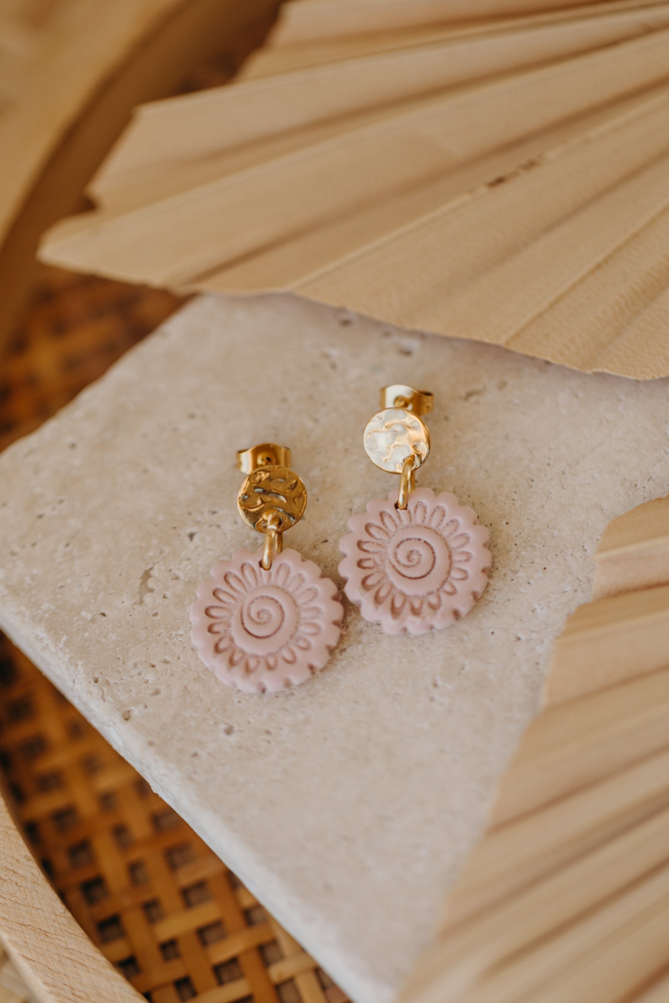 AINO - Boho Ohrringe mit Muster in Rosa
