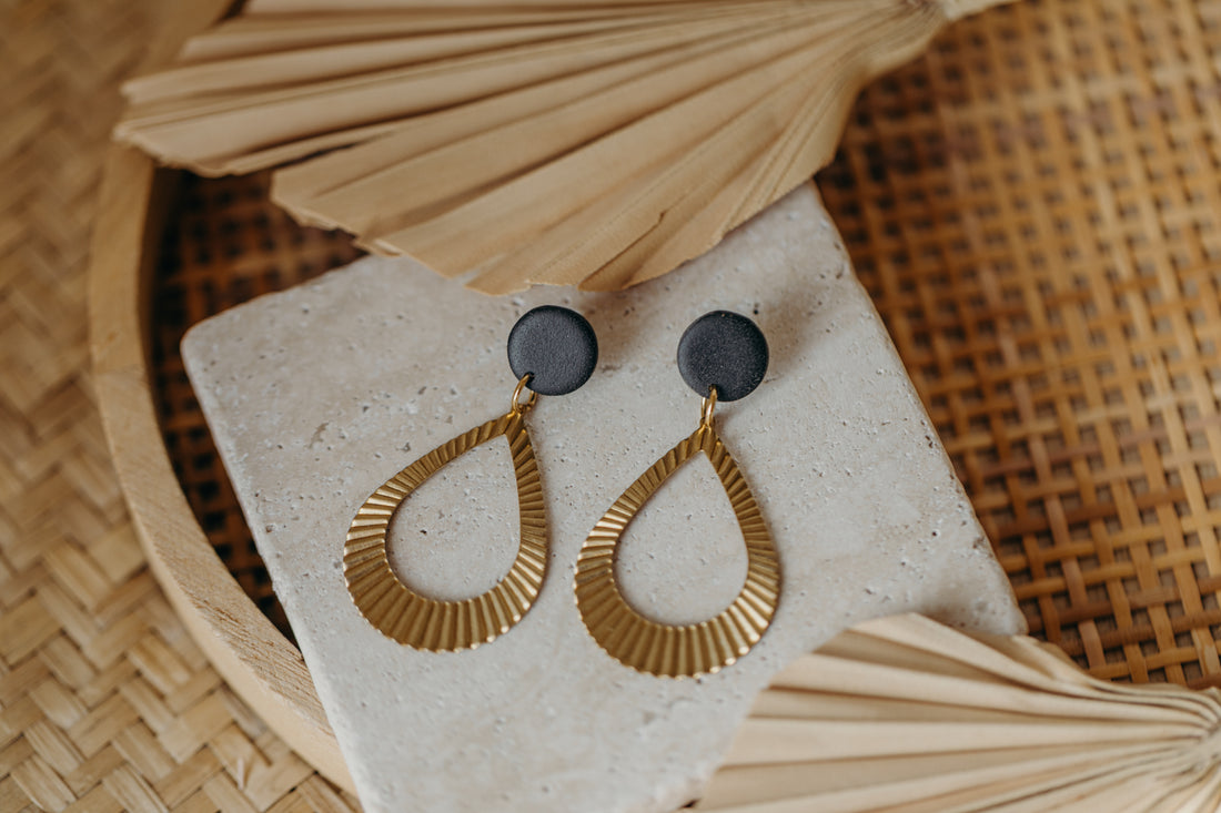 ALMA - Polymer Ton Ohrring in Schwarz