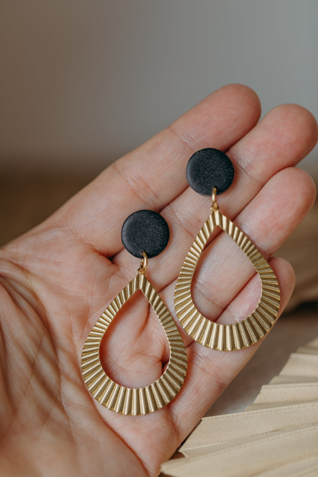 ALMA - Polymer Ton Ohrring in Schwarz