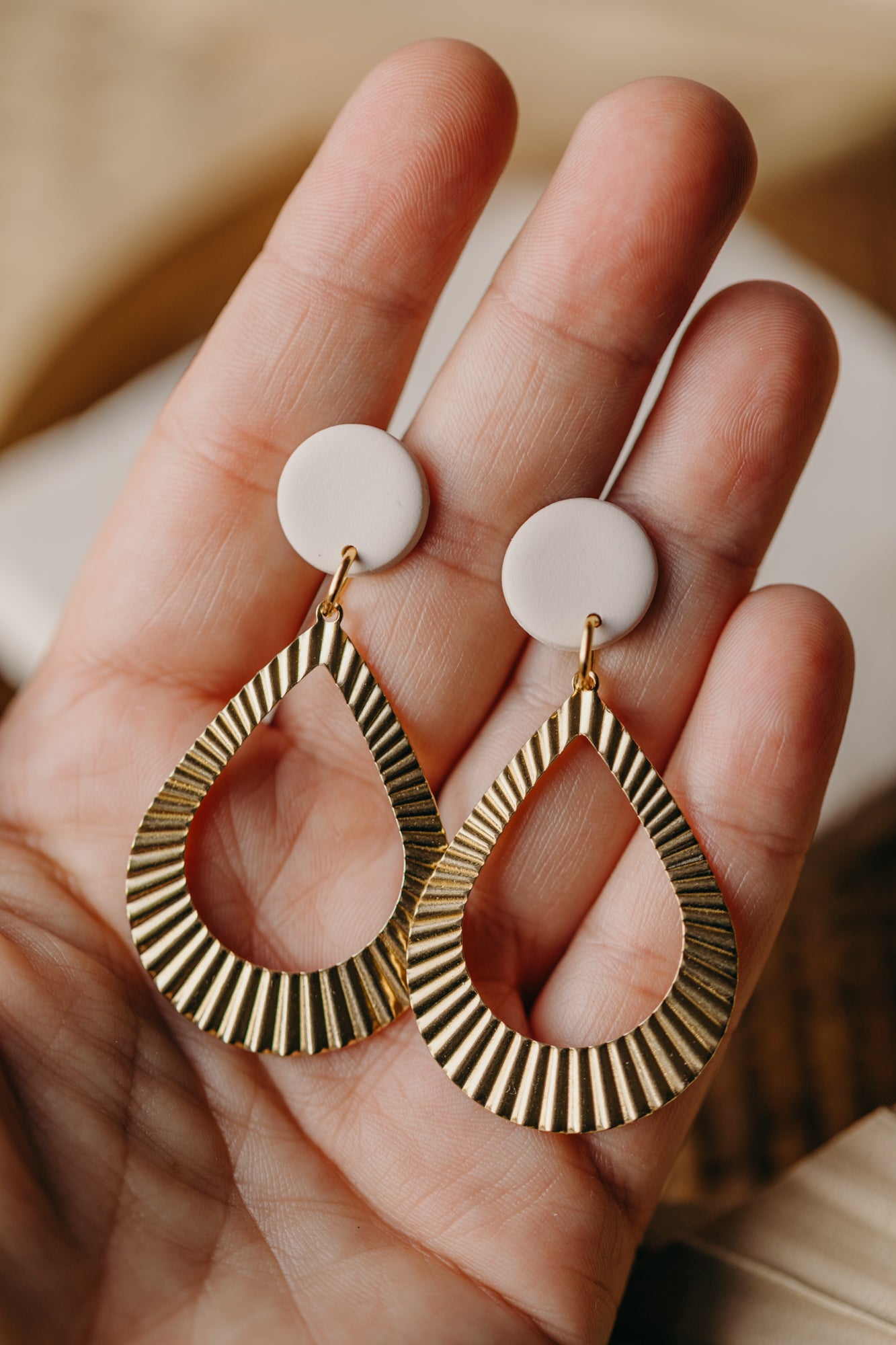 ALMA - Polymer Ton Ohrring in Vanille