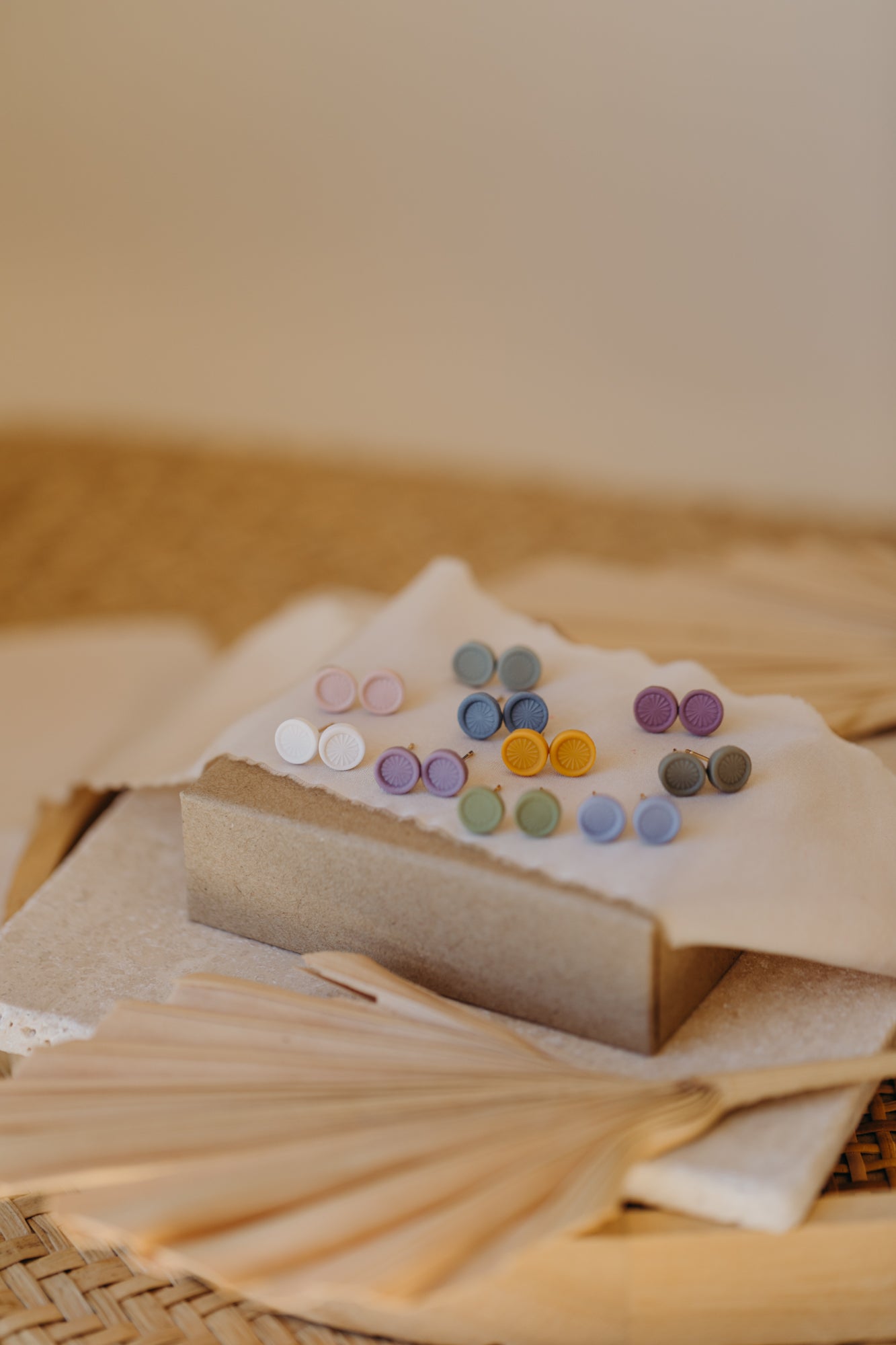 ALVA - kleine bunte Ohrstecker aus Polymer Ton