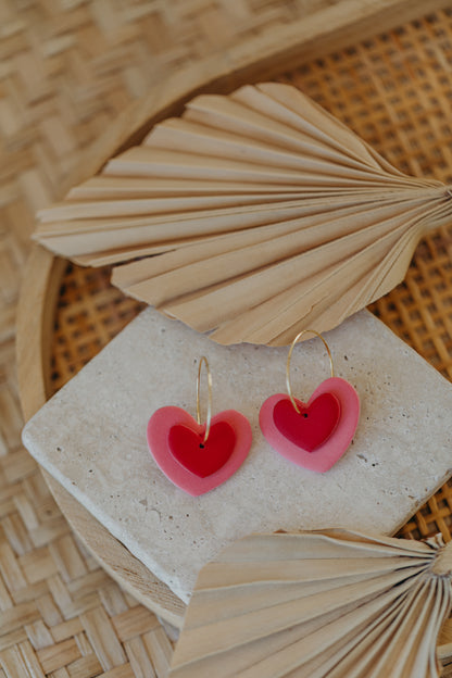 AMARA - zweifarbige Polymer Ton Creolen in Herzform (pink-rot)