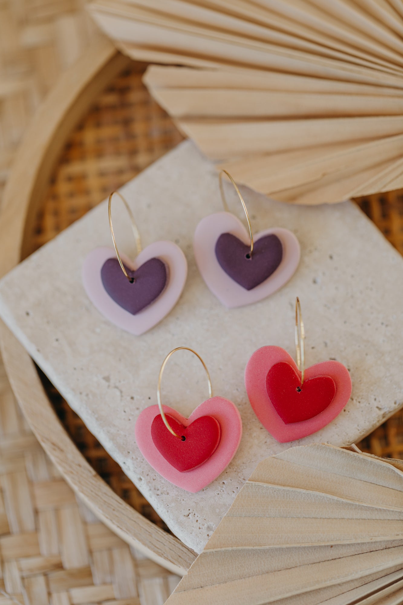 AMARA - zweifarbige Polymer Ton Creolen in Herzform (pink-rot)