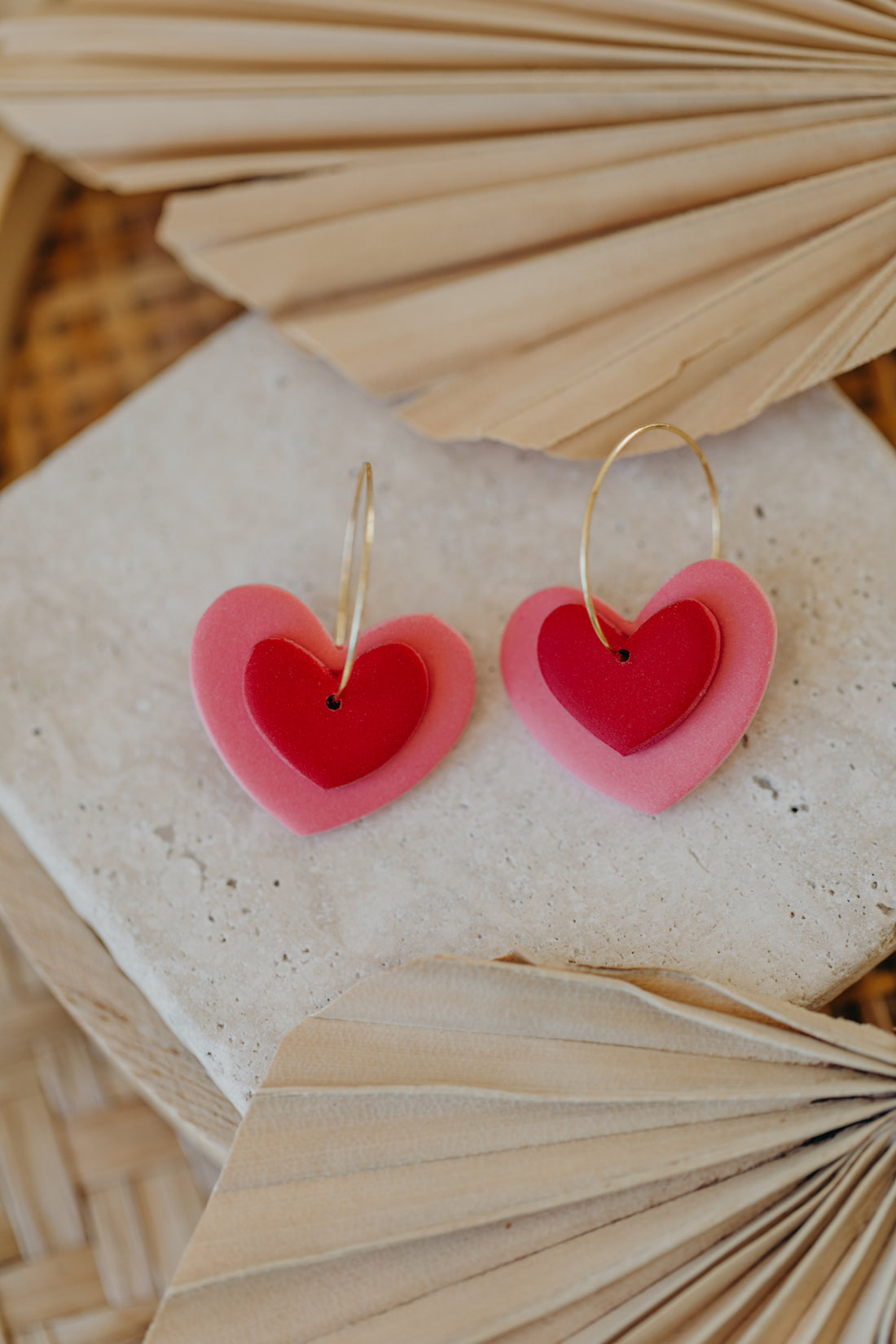 AMARA - zweifarbige Polymer Ton Creolen in Herzform (pink-rot)