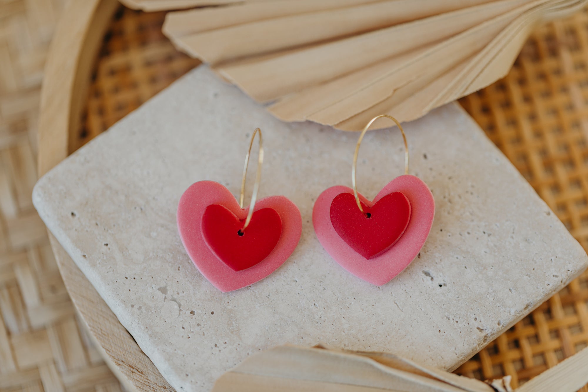 AMARA - zweifarbige Polymer Ton Creolen in Herzform (pink-rot)