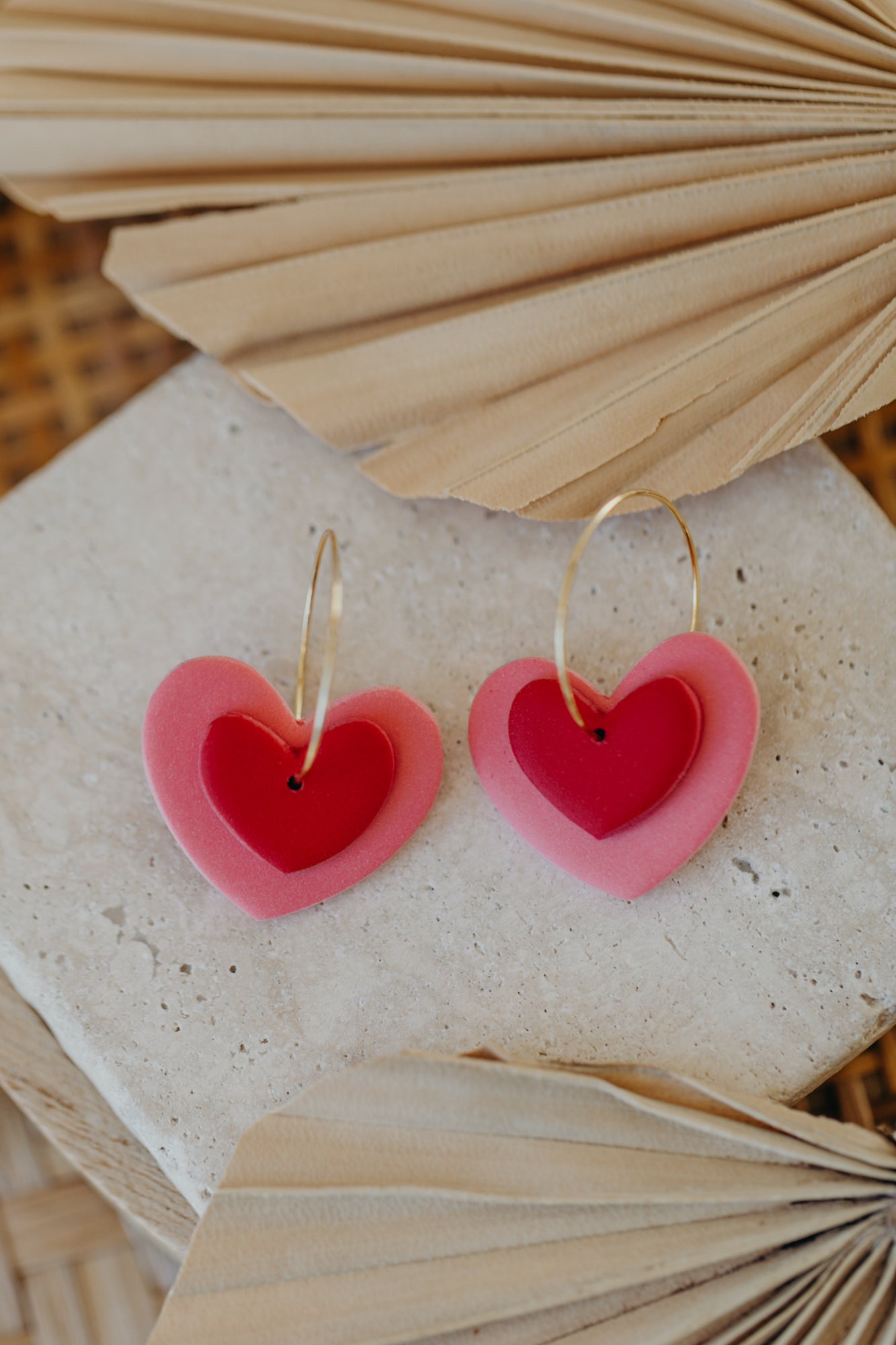 AMARA - zweifarbige Polymer Ton Creolen in Herzform (pink-rot)