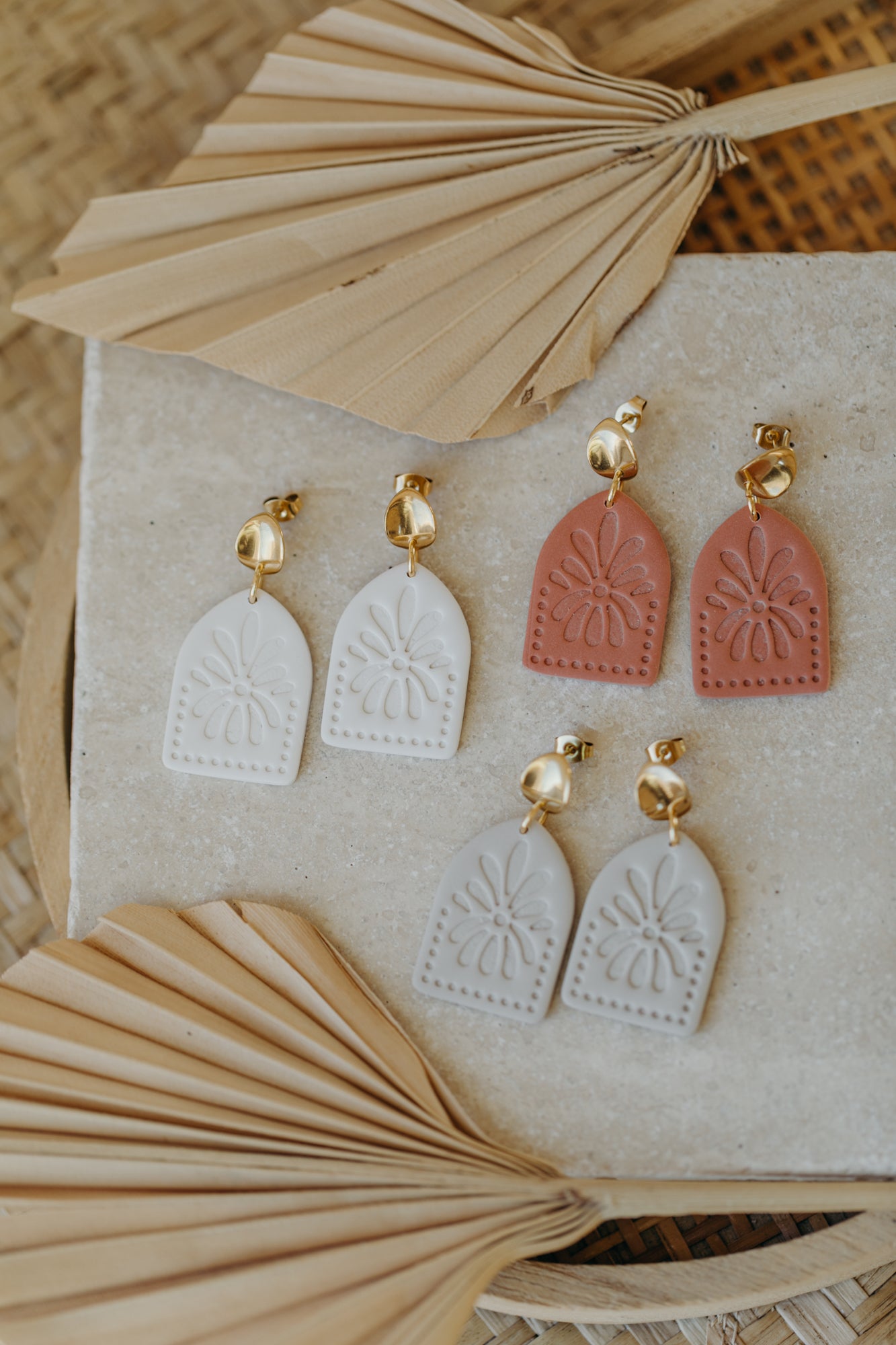 ANEA - helle Boho Ohrringe mit Blumen Muster