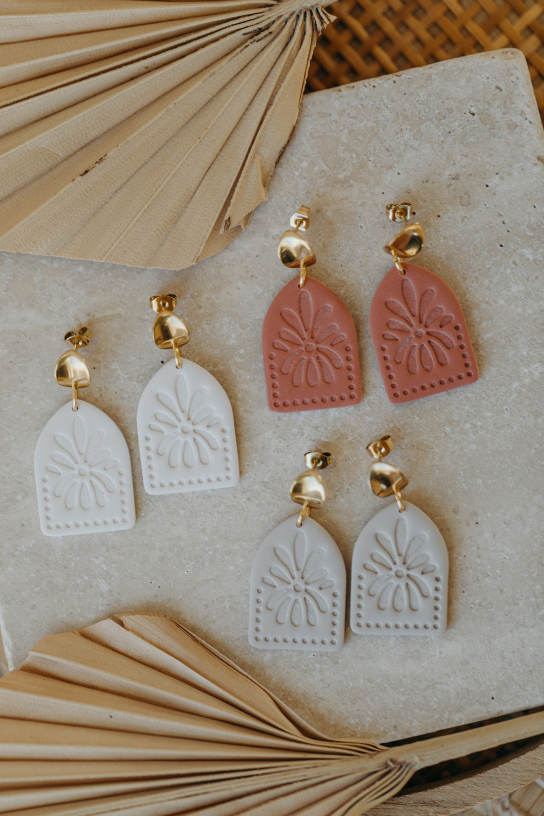 ANEA - helle Boho Ohrringe mit Blumen Muster