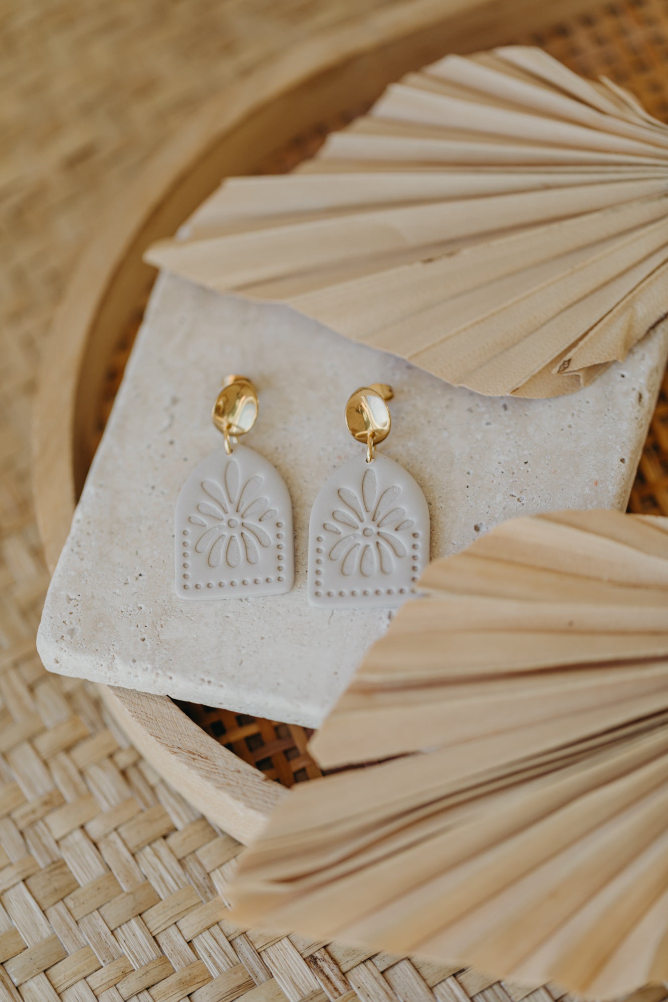 ANEA - helle Boho Ohrringe mit Blumen Muster